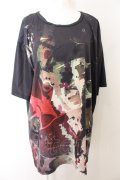 NieR Clothing / 転写Tシャツ F ロゴ（ブラック×カーキ系） O-24-12-31-1040-PU-TS-OW-ZT124