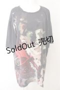 NieR Clothing / 転写Tシャツ F ロゴ（ブラック×カーキ系） O-24-12-31-1040-PU-TS-OW-ZT124