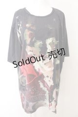 NieR Clothing / 転写Tシャツ F ロゴ（ブラック×カーキ系） O-24-12-31-1040-PU-TS-OW-ZT124