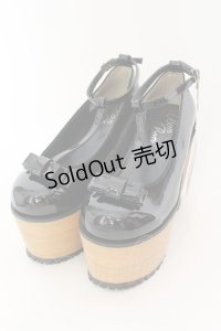 E hyphen world gallery / Tストラップエナメルシューズ M クロ O-25-01-27-042-LO-SH-OW-ZT-K003