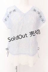 axes femme / 肩編み上げレイヤード風プルオーバー  ブルー×オフシロ O-25-02-19-1061-AX-TO-IG-ZT049