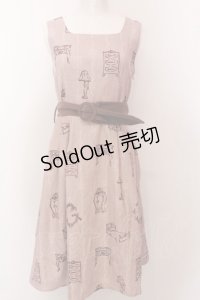 Fi.n.t / ベルト付きクローゼット柄ワンピース F ピンクベージュ O-25-02-19-1030-CA-OP-SZ-ZT079