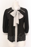 axes femme POETIQUE / メッセージ刺繍ブラウス  黒ｘグレー O-25-02-23-031-AX-BL-AS-OS