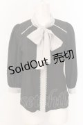 axes femme POETIQUE / メッセージ刺繍ブラウス  黒ｘグレー O-25-02-23-031-AX-BL-AS-OS