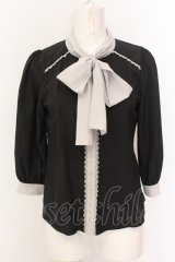 axes femme POETIQUE / メッセージ刺繍ブラウス  黒ｘグレー O-25-02-23-031-AX-BL-AS-OS