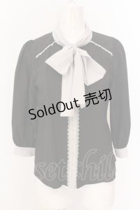 axes femme POETIQUE / メッセージ刺繍ブラウス  黒ｘグレー O-25-02-23-031-AX-BL-AS-OS