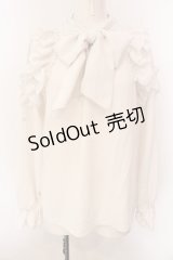 axes femme / リボン付フリルデザインブラウス F オフシロ O-25-02-28-033-AX-BL-IG-OS