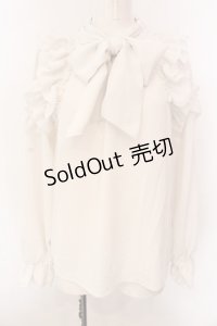 axes femme / リボン付フリルデザインブラウス F オフシロ O-25-02-28-033-AX-BL-IG-OS