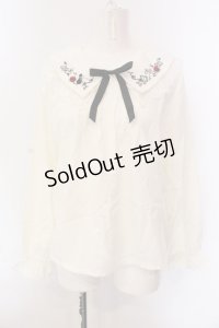 axes femme / リボン付き猫刺繍ブラウスプルオーバー F オフシロ O-25-02-28-034-AX-BL-IG-OS