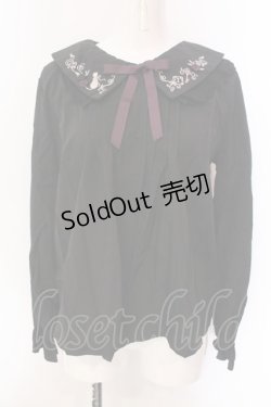 画像1: axes femme / リボン付き猫刺繍ブラウスプルオーバー F クロ O-25-02-28-041-AX-BL-IG-OS