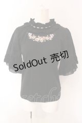 axes femme / バラの花刺繍レース切替プルオーバー F クロ O-25-02-28-065-AX-TO-OW-OS