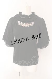 axes femme / バラの花刺繍レース切替プルオーバー F クロ O-25-02-28-065-AX-TO-OW-OS