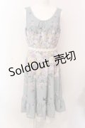 axes femme / 蔓薔薇柄ノースリワンピース F グリーン O-25-02-28-085-AX-OP-OW-OS