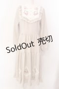 axes femme POETIQUE / ブロッキングベリー刺繍ワンピース M グレージュ O-25-03-08-015-AX-OP-OW-OS