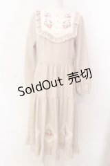 axes femme POETIQUE / ブロッキングベリー刺繍ワンピース M グレージュ O-25-03-08-015-AX-OP-OW-OS
