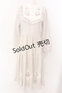 axes femme POETIQUE / ブロッキングベリー刺繍ワンピース M グレージュ O-25-03-08-015-AX-OP-OW-OS