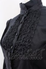 画像2: alice auaa / ストレッチ切り替えバックオープンフリルブラウス  ブラック O-25-03-12-038-AA-BL-IG-OS (2)