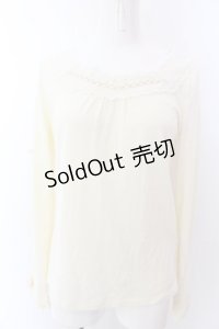 axes femme / 立体お花付きインナープルオーバー  アイボリー O-25-03-12-043-AX-TO-IG-OS