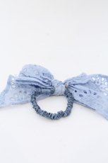 画像2: 【SALE】Jane Marple / アイレットレースヘアタイ  ブルーグレー O-25-03-13-1038-JM-AC-OW-ZT394-F002 (2)