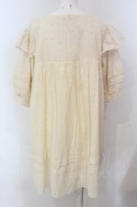 画像4: 【SALE】Maison de FLEUR Petite Robe canone / エンジェルショルダースモックワンピース  アイボリー O-25-03-20-2032-EL-OP-IG-ZT140 (4)