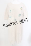 Franche Lippee / 白猫いちご刺繍カットワンピース  ベージュ O-25-03-20-2008-LO-OP-IG-ZT192
