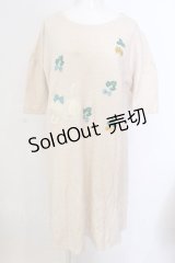 Franche Lippee / 白猫いちご刺繍カットワンピース  ベージュ O-25-03-20-2008-LO-OP-IG-ZT192