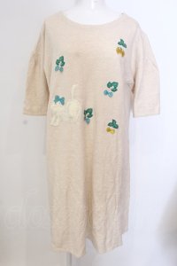 Franche Lippee / 白猫いちご刺繍カットワンピース  ベージュ O-25-03-20-2008-LO-OP-IG-ZT192