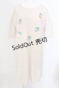 Franche Lippee / 白猫いちご刺繍カットワンピース  ベージュ O-25-03-20-2008-LO-OP-IG-ZT192