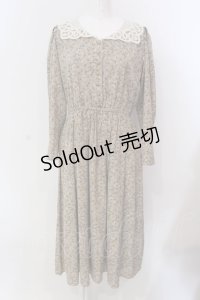 an another angelus / レース衿小花柄ロングワンピース  ベージュ O-25-03-20-2011-CA-OP-IG-OS