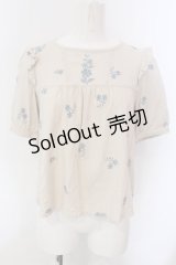 Fi.n.t / ショルダーフリル小花総刺繍ブラウス  ベージュ O-25-03-26-1015-CA-BL-IG-ZT114