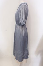 画像2: 【SALE】LEBECCA boutique / 夢か現かスリットサテンワンピース  サックス×アイボリー O-25-03-26-1023-EL-OP-IG-ZT109 (2)