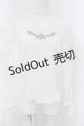 axes femme POETIQUE / ディズニーヴィランズ/ブラウス M オフシロ O-25-03-31-1013-AX-BL-IG-OS