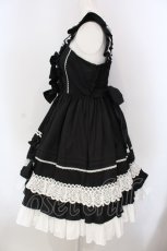 画像4: Angelic Pretty / Sweetフリルジャンパースカート  クロ×シロ O-25-03-31-014-AP-OP-IG-OS (4)