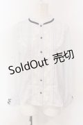 axes femme / ブローチ付きスタンドブラウス M サックス O-25-04-07-052-AX-BL-OW-OS