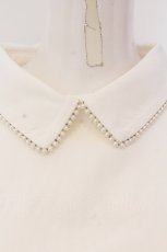 画像2: 【SALE】evelyn / パールトリミングブラウス  シロ O-25-04-07-055-LO-BL-OW-ZT238 (2)