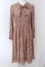 画像1: 【SALE】evelyn / レースリボンロングワンピース  ピンクベージュ O-25-04-08-048-LO-OP-IG-ZT239 (1)