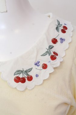 画像2: Fi.n.t / さくらんぼ刺繍襟ブラウス F アイボリー O-25-04-08-011-CA-TO-OW-OS