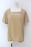 INGEBORG / ロゴリボン梨地Tシャツ  ベージュ O-25-04-17-016-LO-TO-IG-ZT023