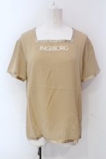 画像1: 【SALE】INGEBORG / ロゴリボン梨地Tシャツ  ベージュ O-25-04-17-016-LO-TO-IG-ZT023 (1)