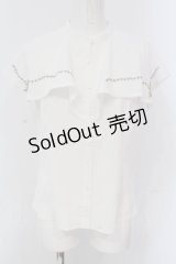 an another angelus / スクエアケープ衿ローズ刺繍ブラウス  シロ O-25-04-19-027-CA-BL-IG-OS