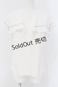 an another angelus / スクエアケープ衿ローズ刺繍ブラウス  シロ O-25-04-19-027-CA-BL-IG-OS