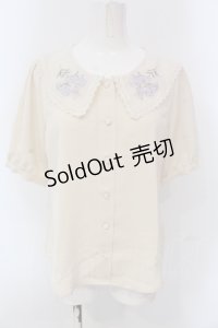 Fi.n.t / デルフィニウム刺繍ビッグカラーブラウス  アイボリー O-25-04-19-029-CA-BL-IG-OS