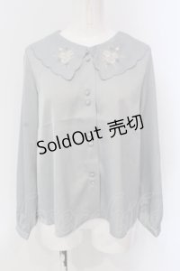 Fi.n.t / パステルローズ刺繍ビッグカラーブラウス  サックス O-25-04-19-033-CA-BL-IG-OS