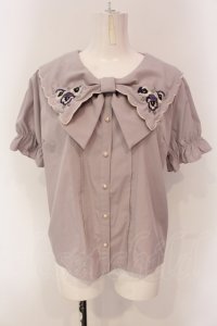 axes femme POETIQUE / パンジー刺繍リボン襟ブラウス M 公式色展開：ピンク O-25-04-19-015-AX-BL-IG-OS