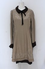 画像1: 【SALE】axes femme / 胸元刺繍バイカラーワンピース  ベージュ×ブラウン O-25-04-20-053-AX-OP-IG-ZT134 (1)