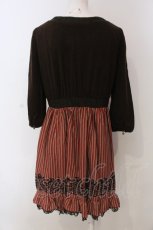 画像3: 【SALE】axes femme / ニット切替ストライプワンピース  ブラウン×アカ O-25-04-21-030-AX-OP-IG-ZT304 (3)