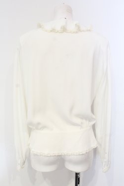 画像4: INGEBORG / くるみボタンラッフルフリルブラウス  シロ O-25-04-24-056-LO-BL-IG-OS