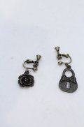 axes femme / 薔薇と鍵穴モチーフイヤリング  アンティークゴールド O-25-04-27-053-AX-AC-IG-OS