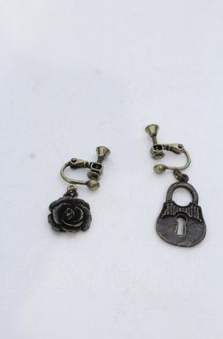画像1: axes femme / 薔薇と鍵穴モチーフイヤリング  アンティークゴールド O-25-04-27-053-AX-AC-IG-OS