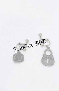 画像1: 【SALE】axes femme / 薔薇と鍵穴モチーフイヤリング  アンティークゴールド O-25-05-27-1058-AX-AC-IG-ZT444-F001